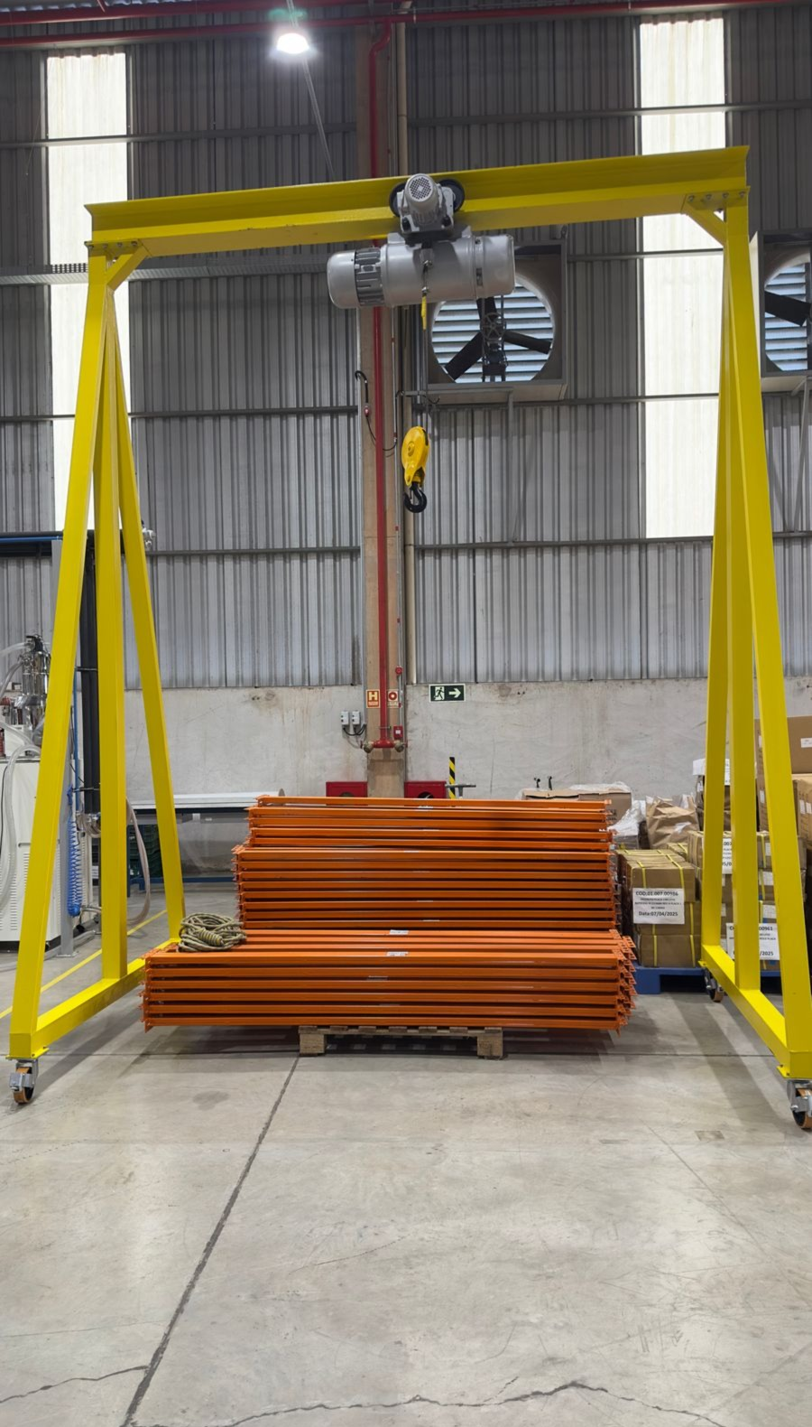 Pórtico rolante RADKE amarelo em galpão industrial