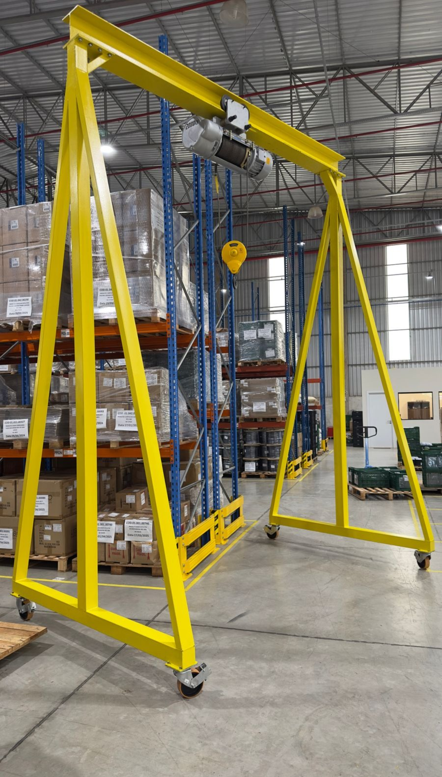 Pórtico rolante amarelo RADKE em galpão com porta-paletes